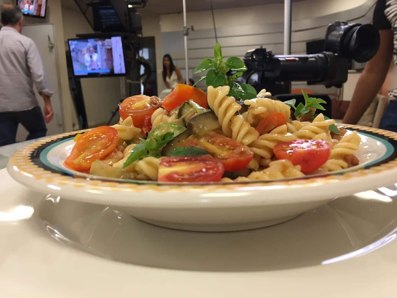 Fusilli com bacon e verduras