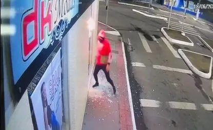 VÍDEO | Loja é incendiada na Serra após homem lançar coquetel molotov de acetona