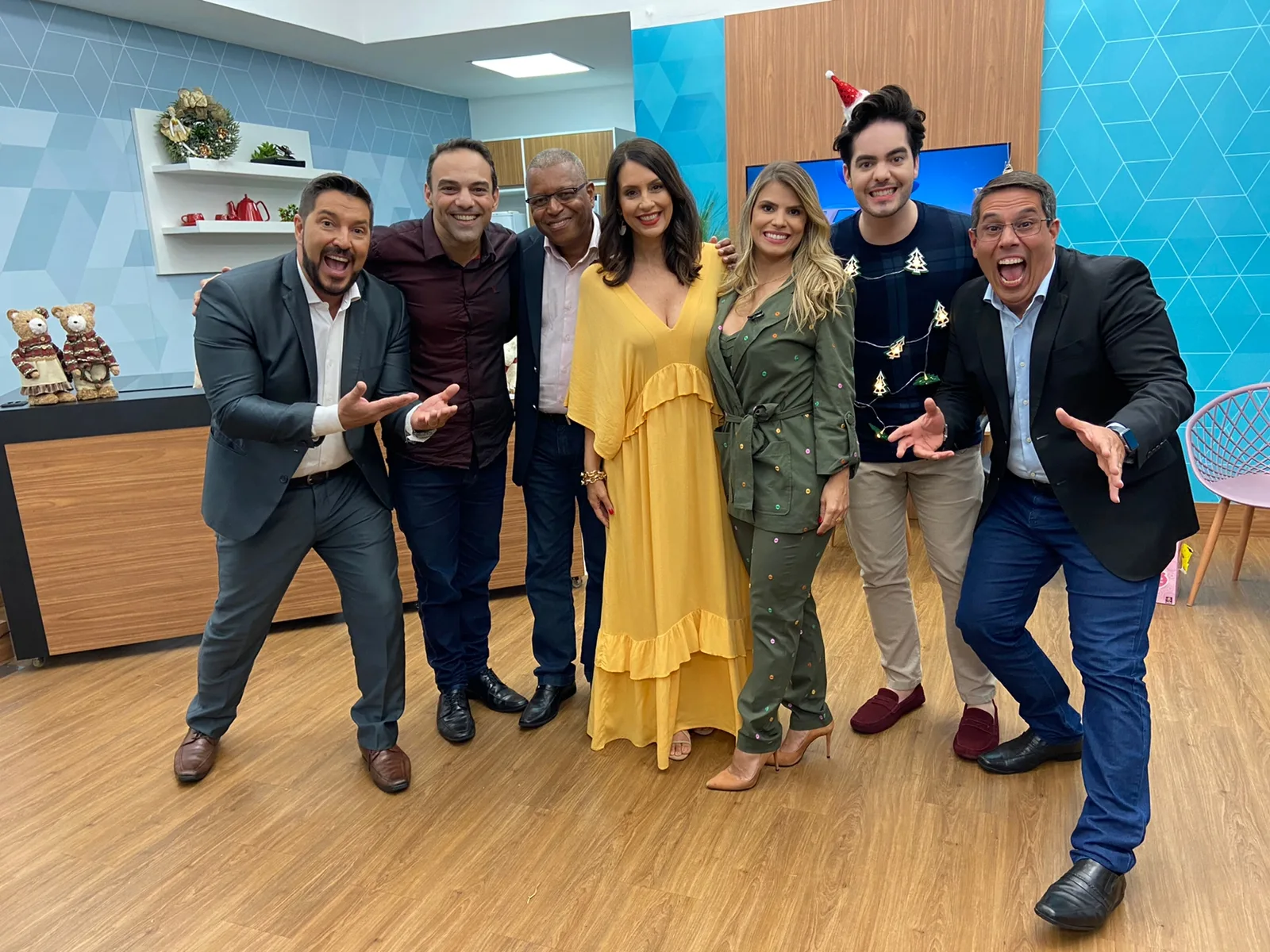 Só presentão! TV Vitória/RecordTV exibe amigo X dos apresentadores