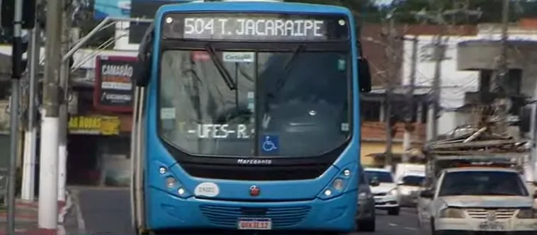 Bandidos rendem e assaltam passageiros de ônibus na Serra