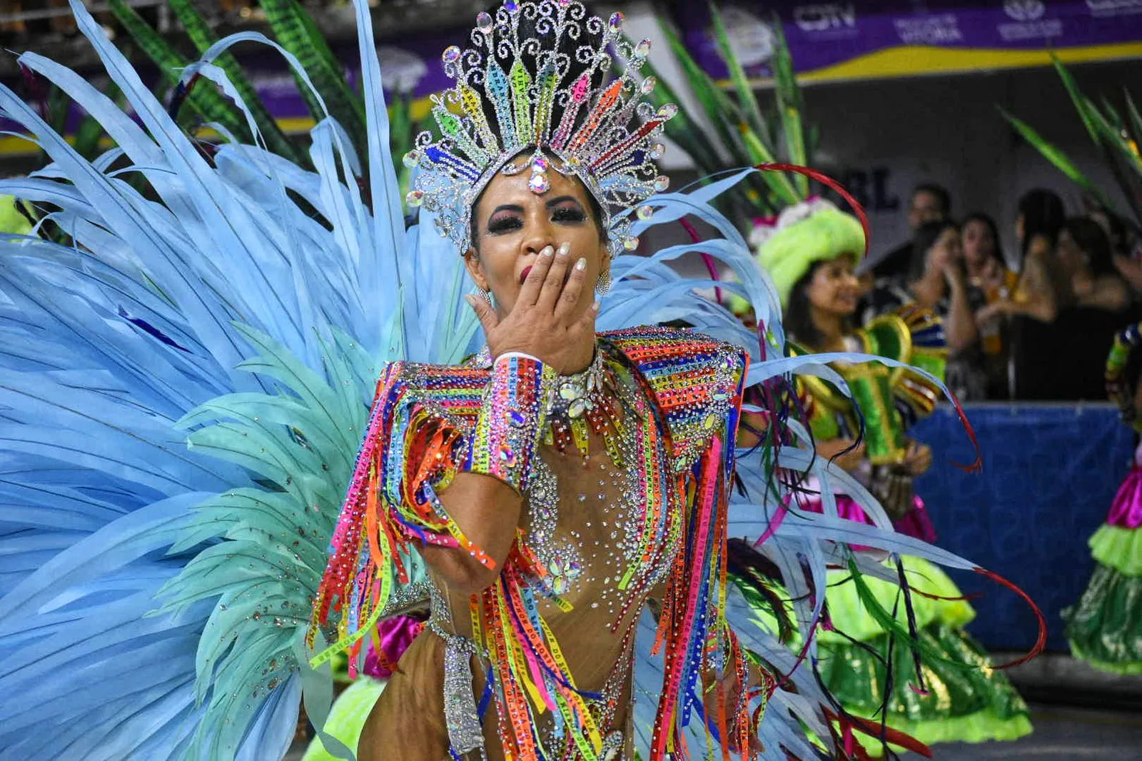 São Torquato faz homenagem a Salvador em desfile marcado por paradinhas