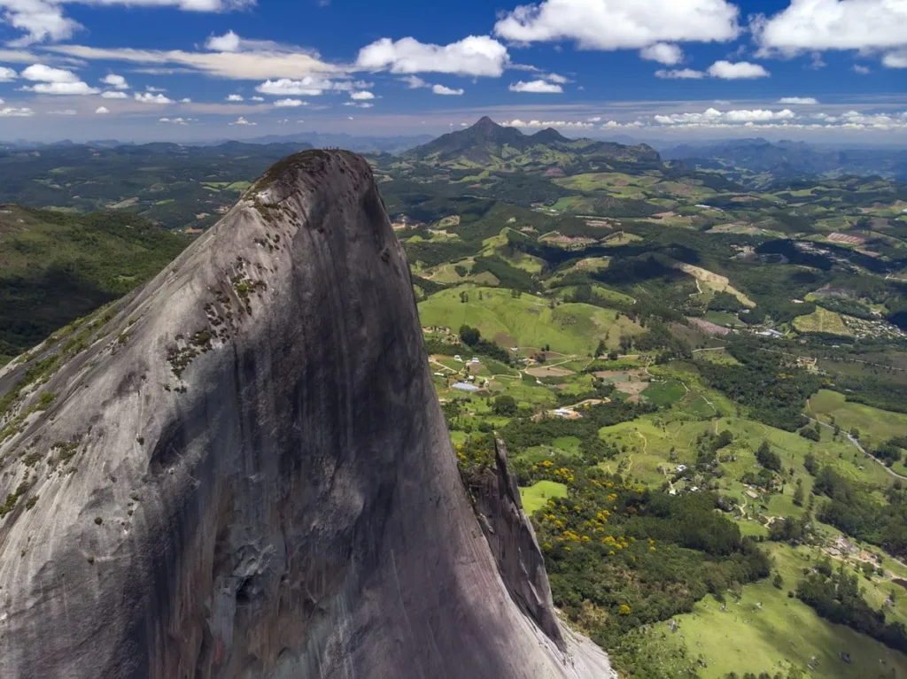 Vista aérea da Pedra Azul com a equipe do Instituto Últimos Refúgios no topo, e a Pedra do Lagarto visível abaixo.