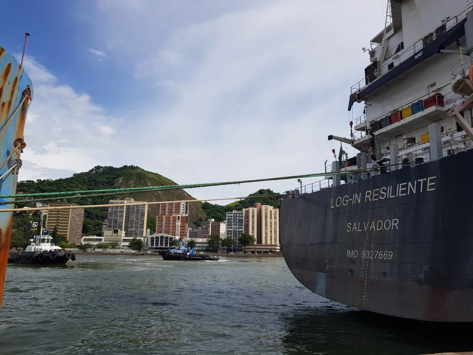 Porto de Vitória tem recorde do século em movimentação de carga e navios fazem apitaço