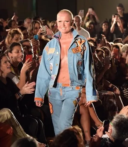 Xuxa Meneghel volta a brilhar nas passarelas em desfile no Rio