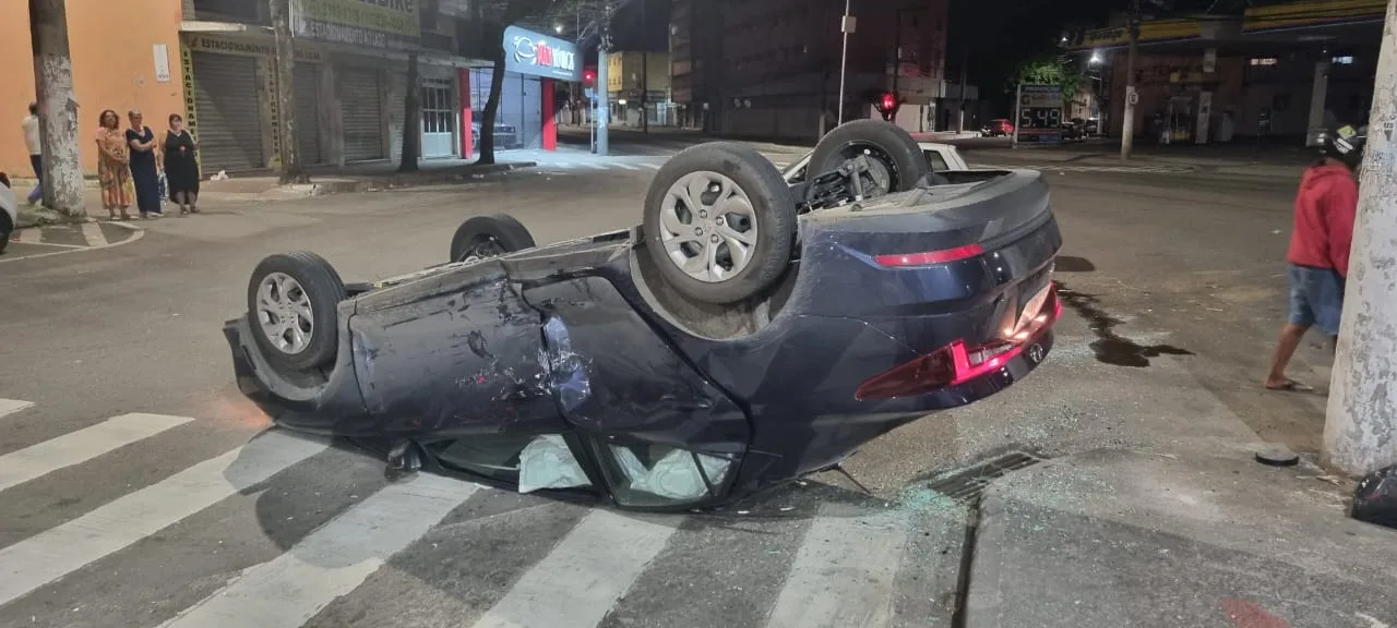 Acidente deixa carro capotado e mulher ferida na Lindenberg