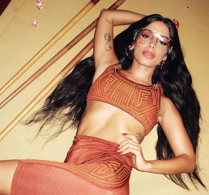 Anitta nega que raspou o cabelo e fala sobre candomblé