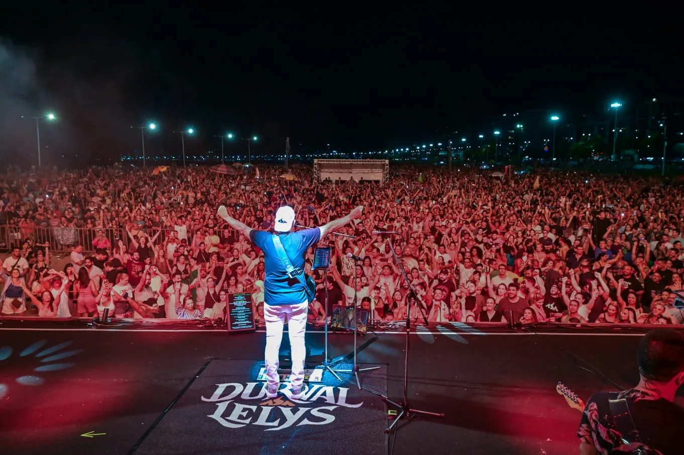 Durval Lelys agita multidão na primeira noite de festa de Réveillon na Praia de Camburi