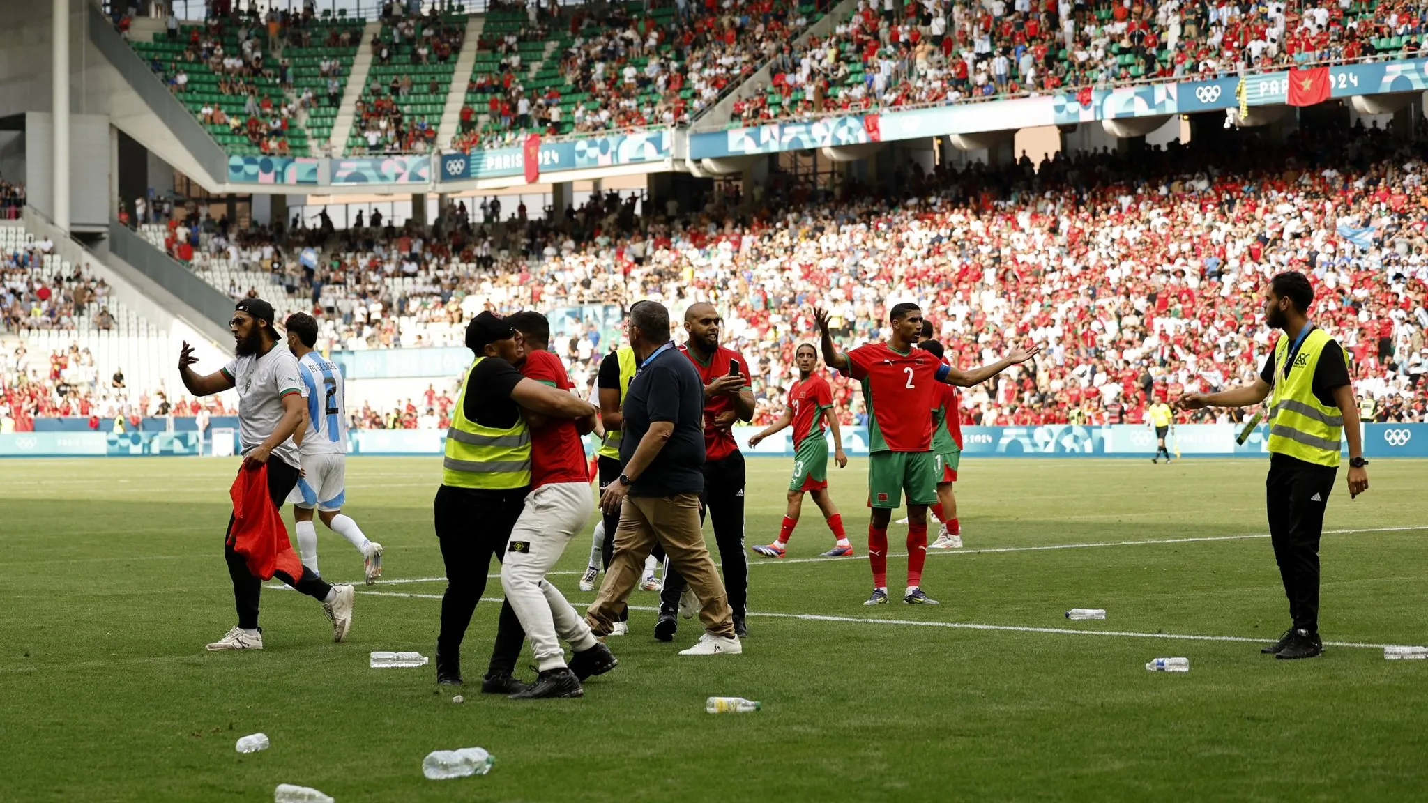 Olimpíada começa com polêmica e invasão de campo em jogo Argentina