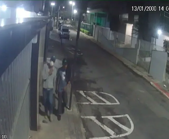 VÍDEO | Dupla invade condomínio em Jardim Camburi e furta bicicletas