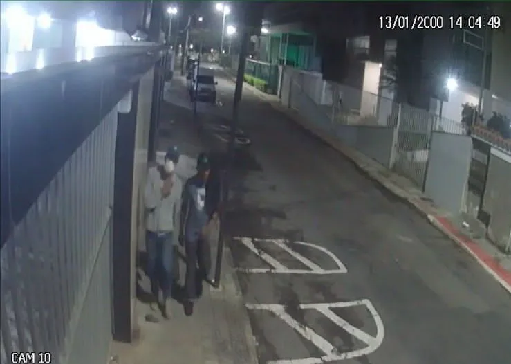 VÍDEO | Dupla invade condomínio em Jardim Camburi e furta bicicletas