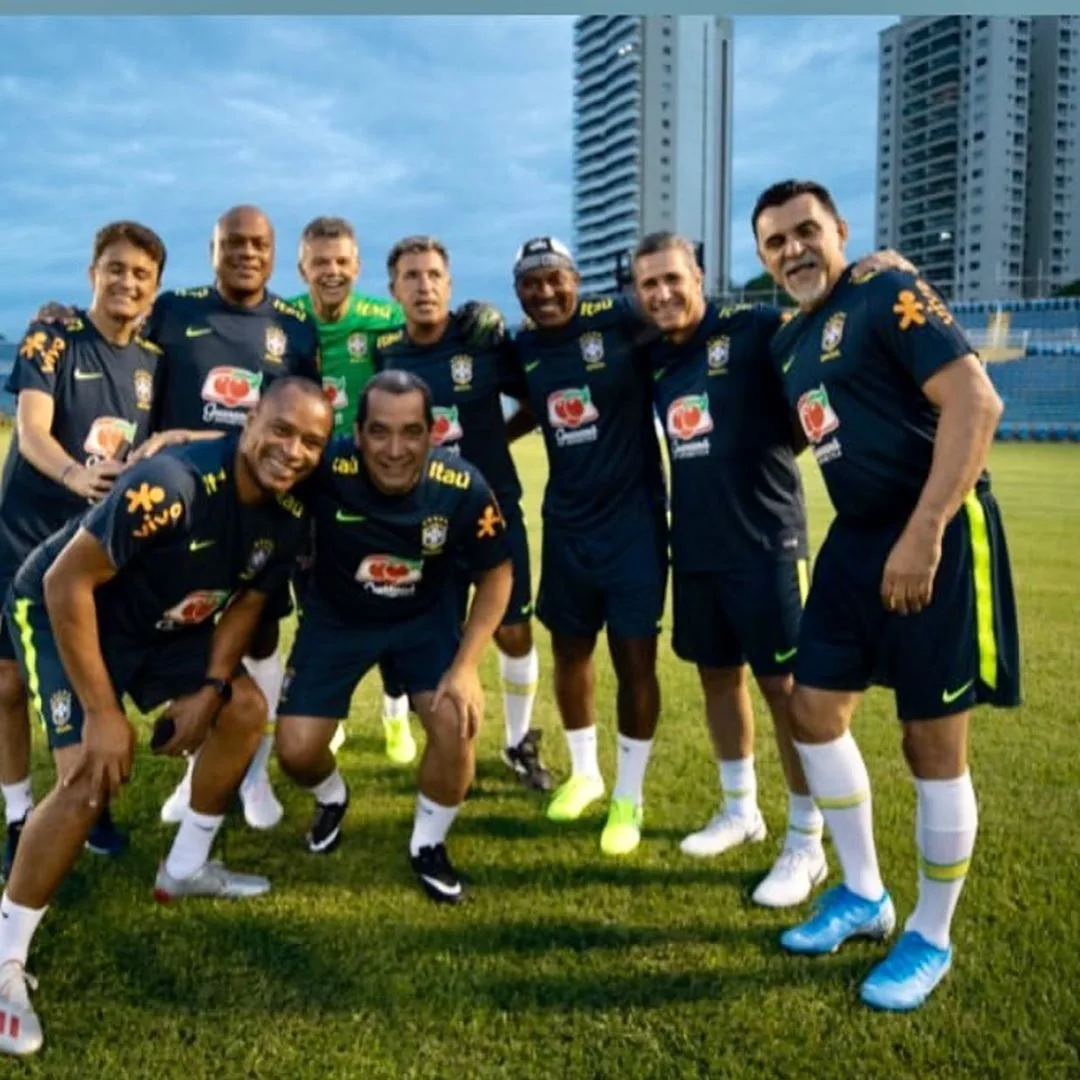 Veteranos da Copa de 1994 celebram reunião de campeões mundiais com jogo emocionante