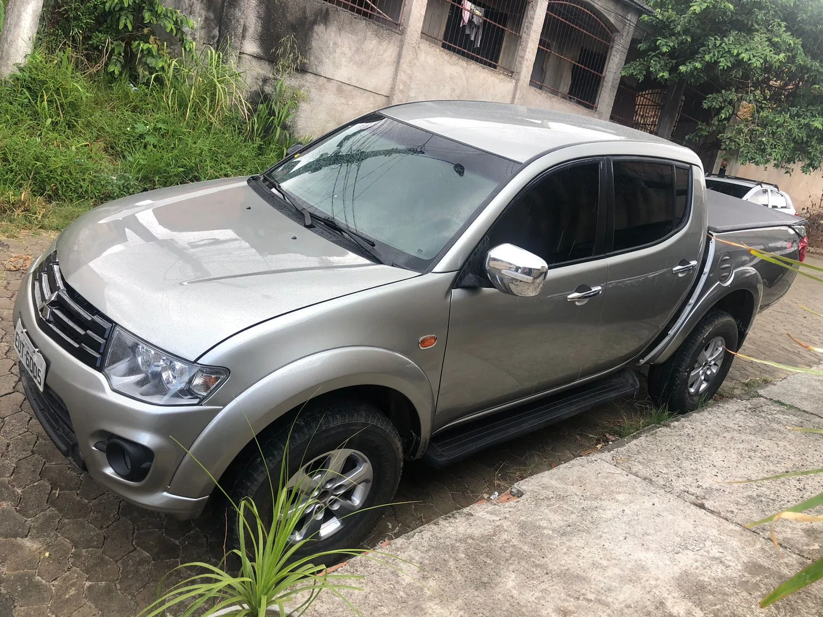 Comerciante é rendido dentro d'água e tem carro roubado em praia de Anchieta