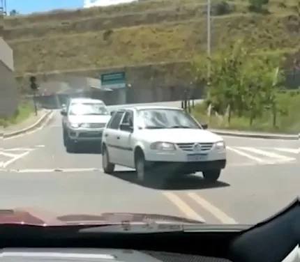 VÍDEO| Trânsito confuso: motoristas entram na contramão para atravessar cruzamento na BR-101