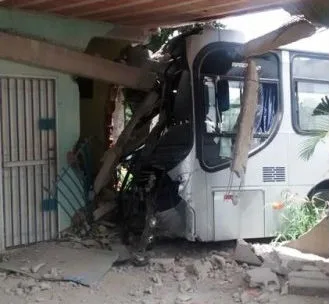 Ônibus bate em carro e invade casa em Linhares