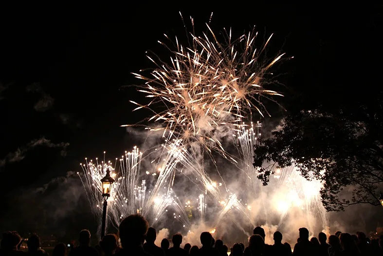 Balsas de fogos de artifício para o Réveillon são vistoriadas em Vila Velha e Vitória