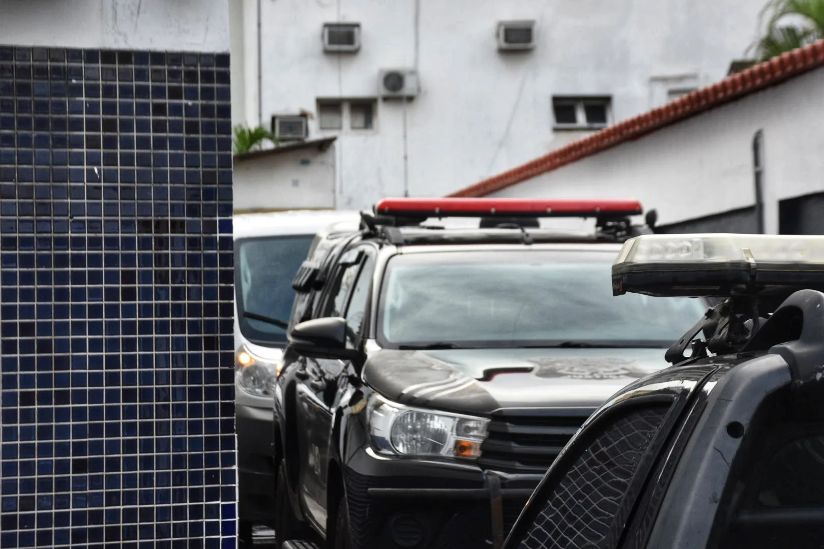 Dupla invade casa e mata jovem com 17 tiros na frente da mãe na Serra