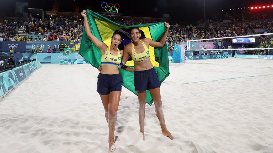 2024.08.08 – Jogos Olímpicos Paris 2024 – Vôlei de Praia feminino – A dupla brasileira Ana Patrícia e Duda em duelo contra as australianas Mariafe e Clancy pela semifinal. Foto: Gaspar Nóbrega/COB