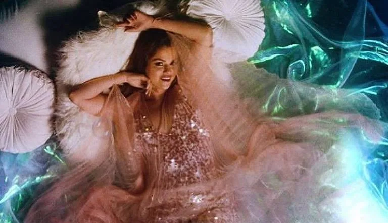 Selena Gomez usou vestido de estilista brasileira em novo clipe