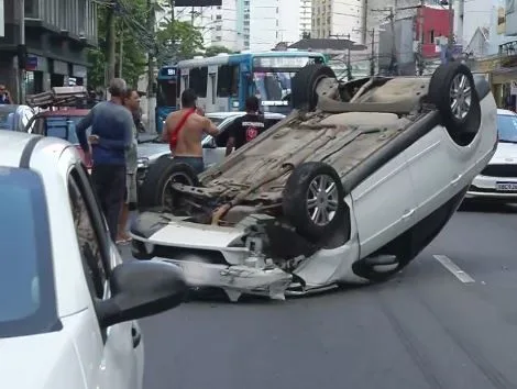 Motorista capota com carro e atinge outros quatro veículos no Centro de Vitória