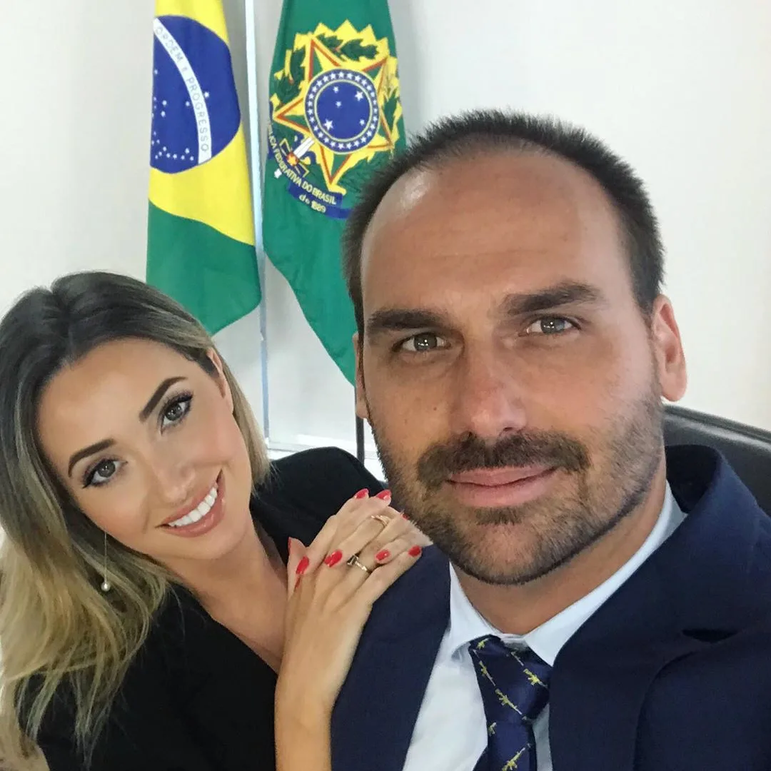 Esposa de Eduardo Bolsonaro anuncia que ela e filha pegaram covid-19