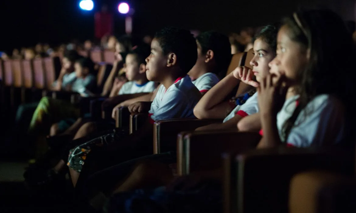 Crianças de escolas públicas do DF vão a sessão de cinema em mostra com temática infantil paralela ao Festival de Cinema de Brasília, que acontece no Cine Brasília( Marcelo Camargo/Agência Brasil)