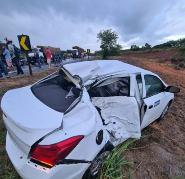 Acidente entre carro e moto deixa uma pessoa morta na BR-101