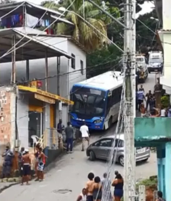 Criança fica ferida após motorista perder controle do coletivo e atingir casa