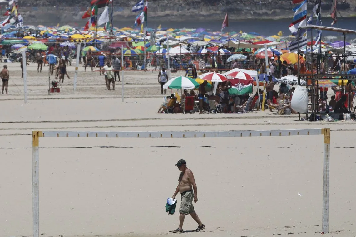 Rio de Janeiro – Cariocas e turistas aproveitam verão ensolarado no último domingo do ano durante preparativos para o Réveillon na praia de Copacabana. (Fernando Frazão/Agência Brasil)