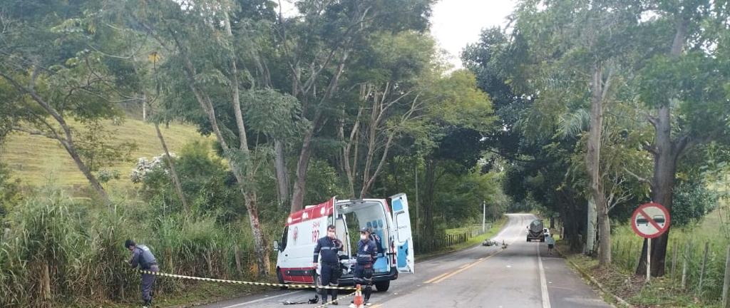 Acidente entre caminhão-tanque e moto mata duas pessoas em Guaçuí