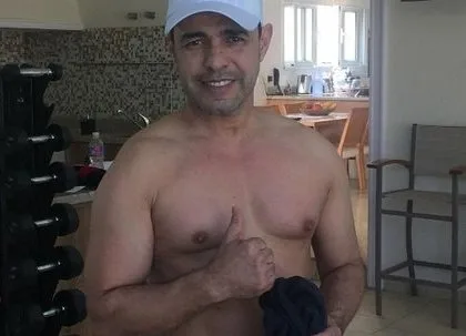 Zezé Di Camargo publica foto sem camisa nas redes sociais e recebe elogios