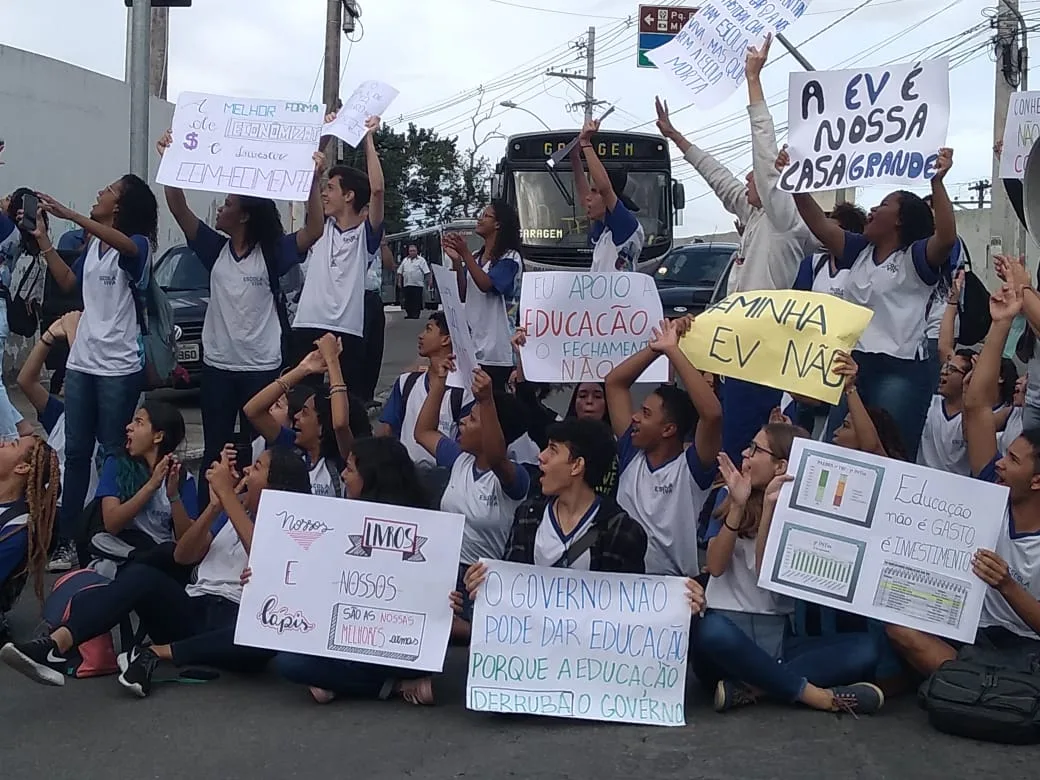 Protesto de estudantes interdita Serafim Derenzi na manhã desta quinta-feira