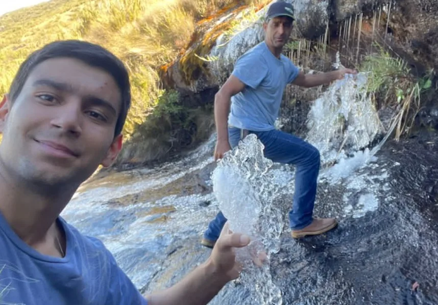 VÍDEO | Frio no Caparaó: cachoeira fica congelada no Pico da Bandeira