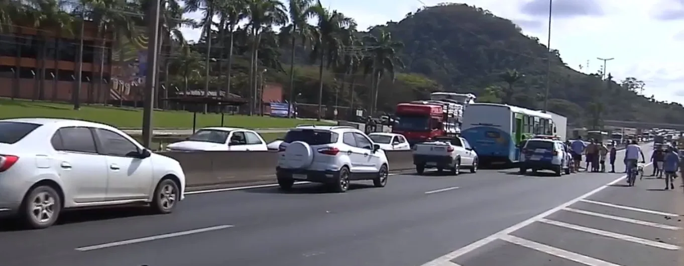 Homem morre atropelado por carro de passeio na BR-101 em Viana