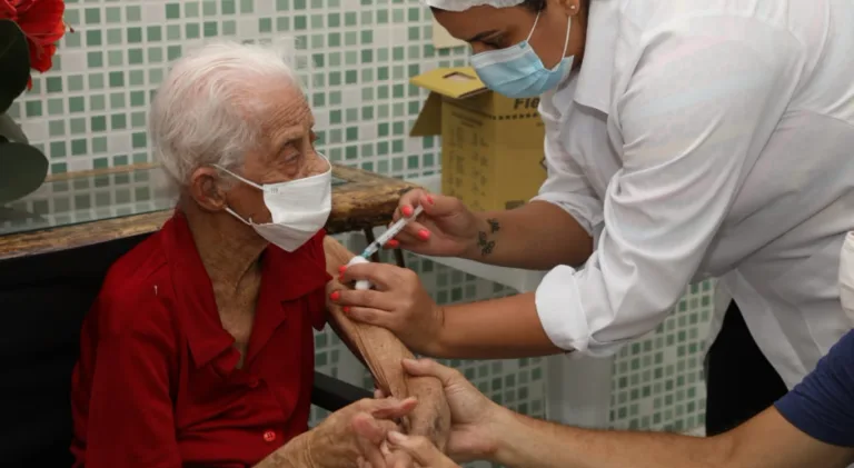 Servidor que aplicar vacina em pessoas fora da ordem de prioridade pode ser demitido