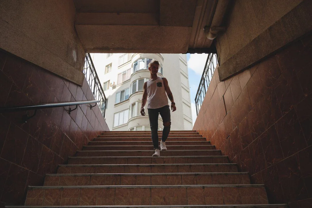 Saiba os benefícios para sua saúde ao trocar o elevador pela escada