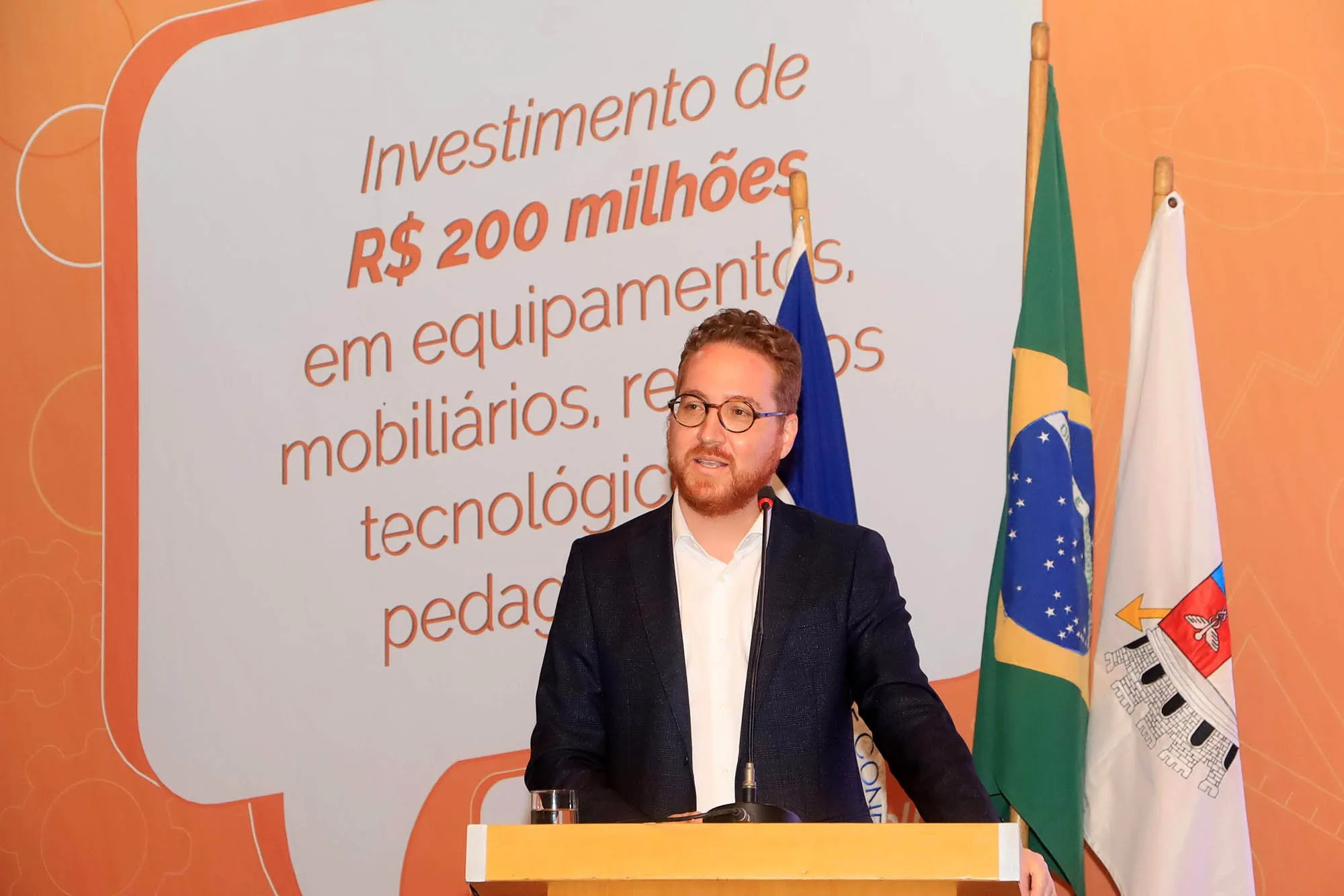 Vitor De Angelo segue como secretário de Educação do ES