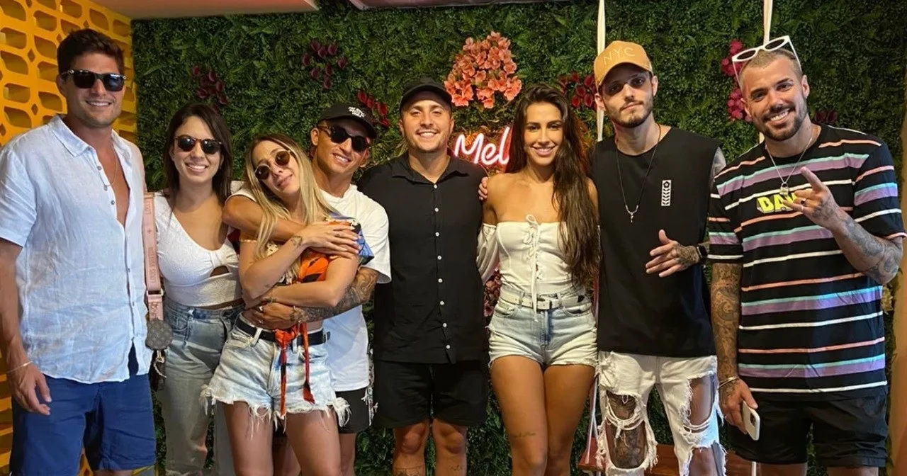 André Martinelli, affair de Anitta e famosos posam em restaurante do ES