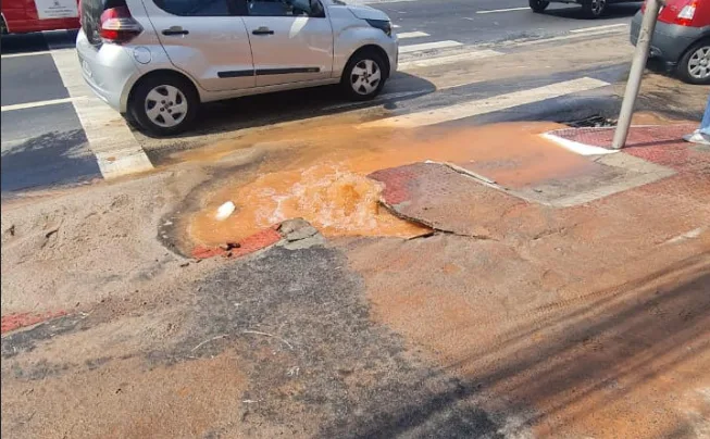 Vazamento de água atinge parte da pista da Reta da Penha