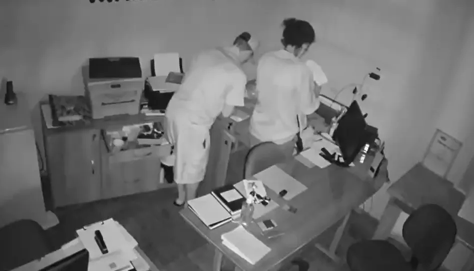 VÍDEO | Casal arromba oficina, fica quatro horas no local e foge com carro da empresa