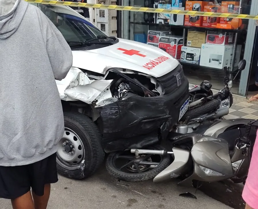 Homem rouba ambulância, causa acidente e acaba detido em Cachoeiro de Itapemirim