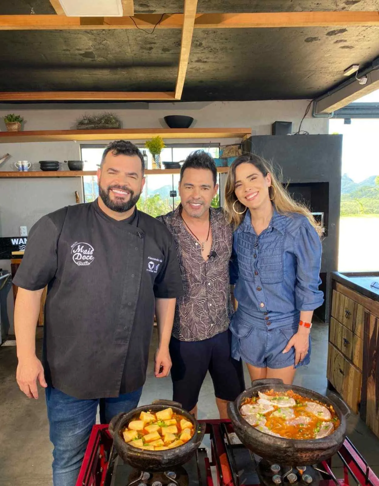 Zezé Di Camargo ganha panela de barro e elogia moqueca capixaba