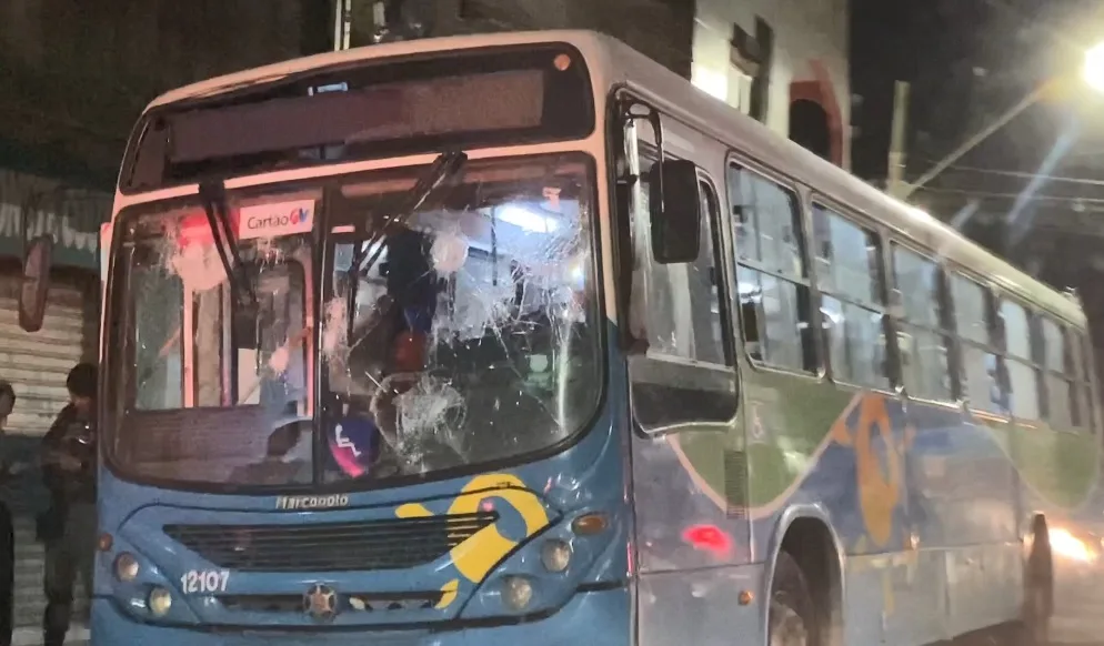 VÍDEO | Após morte de criança, ônibus é depredado e quase incendiado em Vila Velha