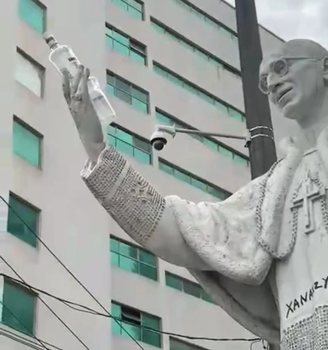 VÍDEO | Garrafas de vodca e cerveja são colocadas nas mãos de monumento Papa Pio XII em Vitória