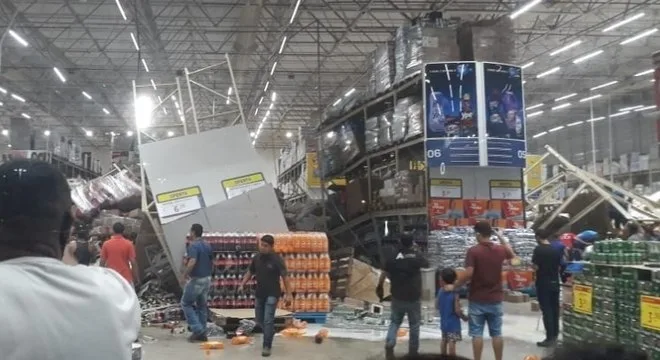 VÍDEO | Queda de prateleiras em mercado deixa uma pessoa morta e ao menos 4 feridas