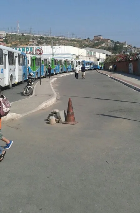 Motoristas paralisam atividades no terminal de Itacibá e reclamam de insegurança