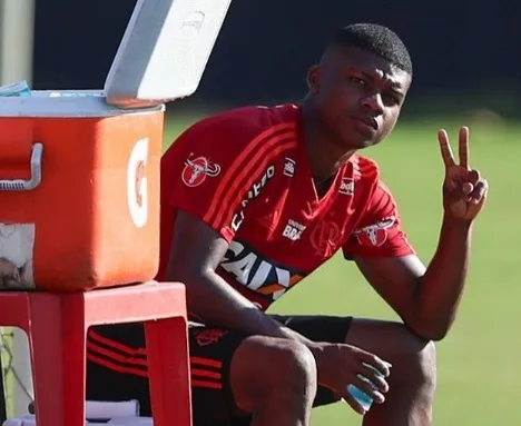 Atacante do Flamengo curte pagode em Vitória ao lado de amigos