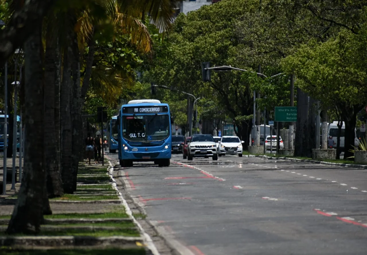 Dupla usa metralhadora caseira em assalto de ônibus do Transcol