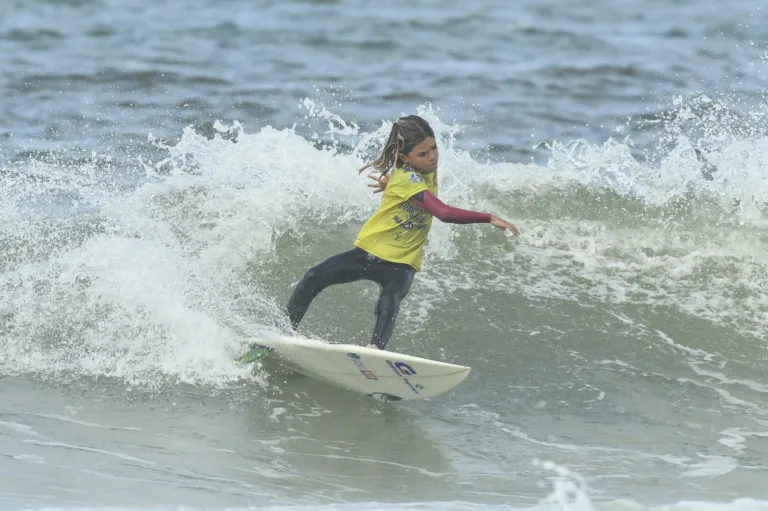 Surfista capixaba de 10 anos é uma das jovens promessas do Brasil