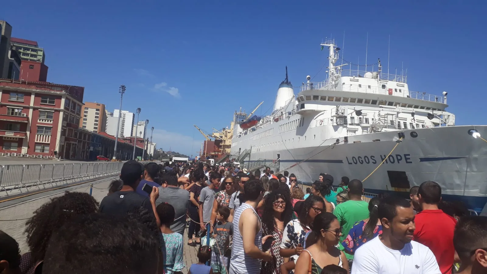 Visitação a livraria flutuante deixa o trânsito complicado no Centro