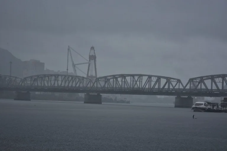 Espírito Santo tem alerta para temporal e chuva com raios